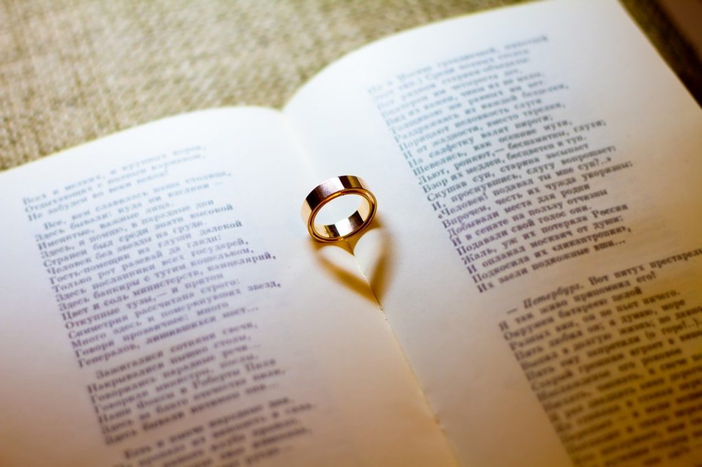 Годежен пръстен в книга